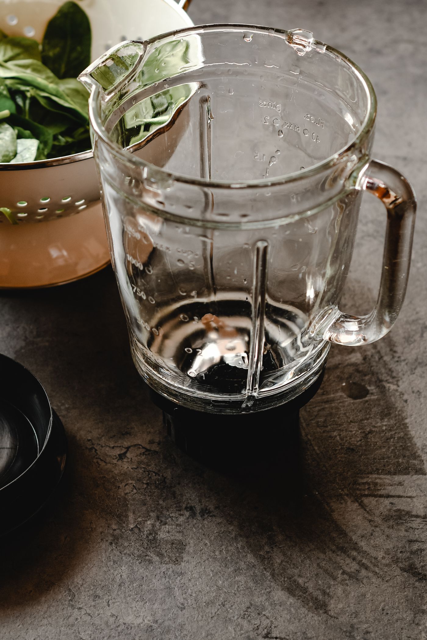 Empty detachable glass blender jug