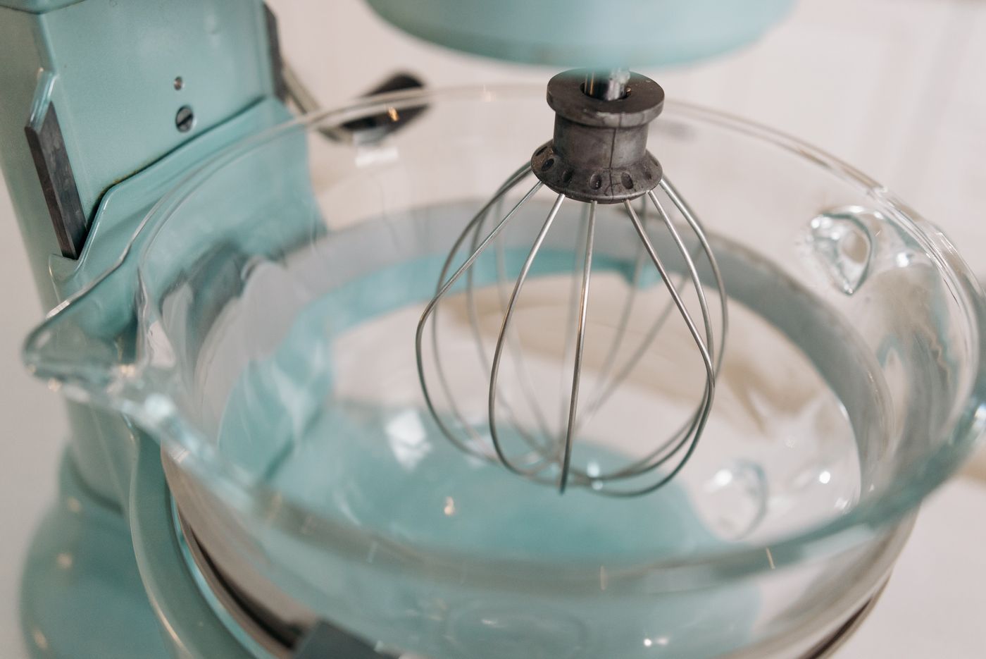Stand mixer and glass bowl