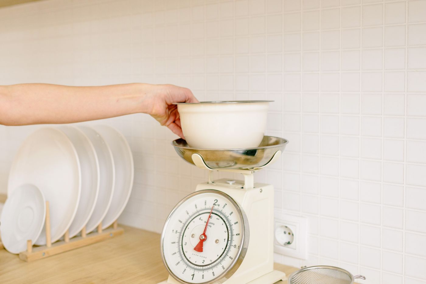 Analogue kitchen scale with a bowl