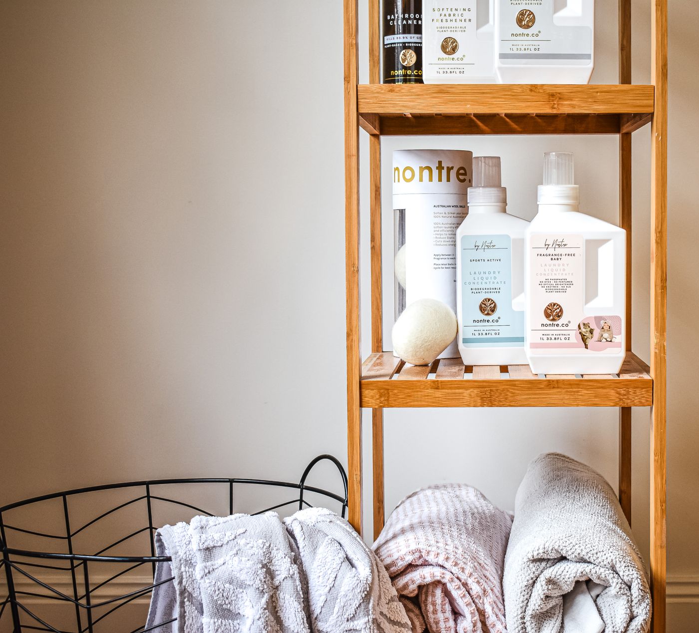 Freestanding bathroom shelf with towels